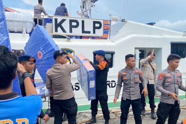 Distribusi-bantuan-ke-warga-terdampak-gempa-Malut-3