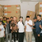 sherly-laos-dan-sarbin-sehe-menerima-bantuan-untuk-nelayan-8