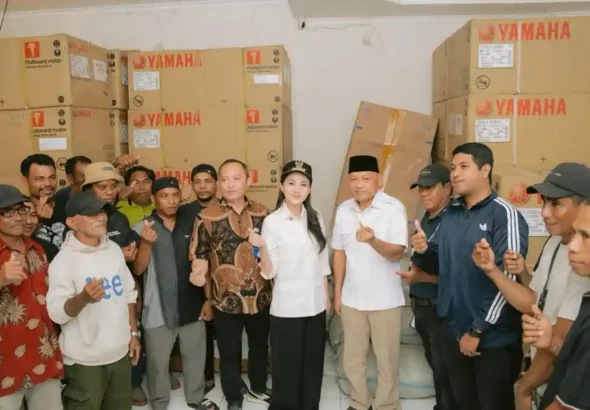 sherly-laos-dan-sarbin-sehe-menerima-bantuan-untuk-nelayan-8