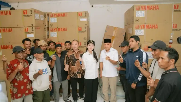 sherly-laos-dan-sarbin-sehe-menerima-bantuan-untuk-nelayan-8